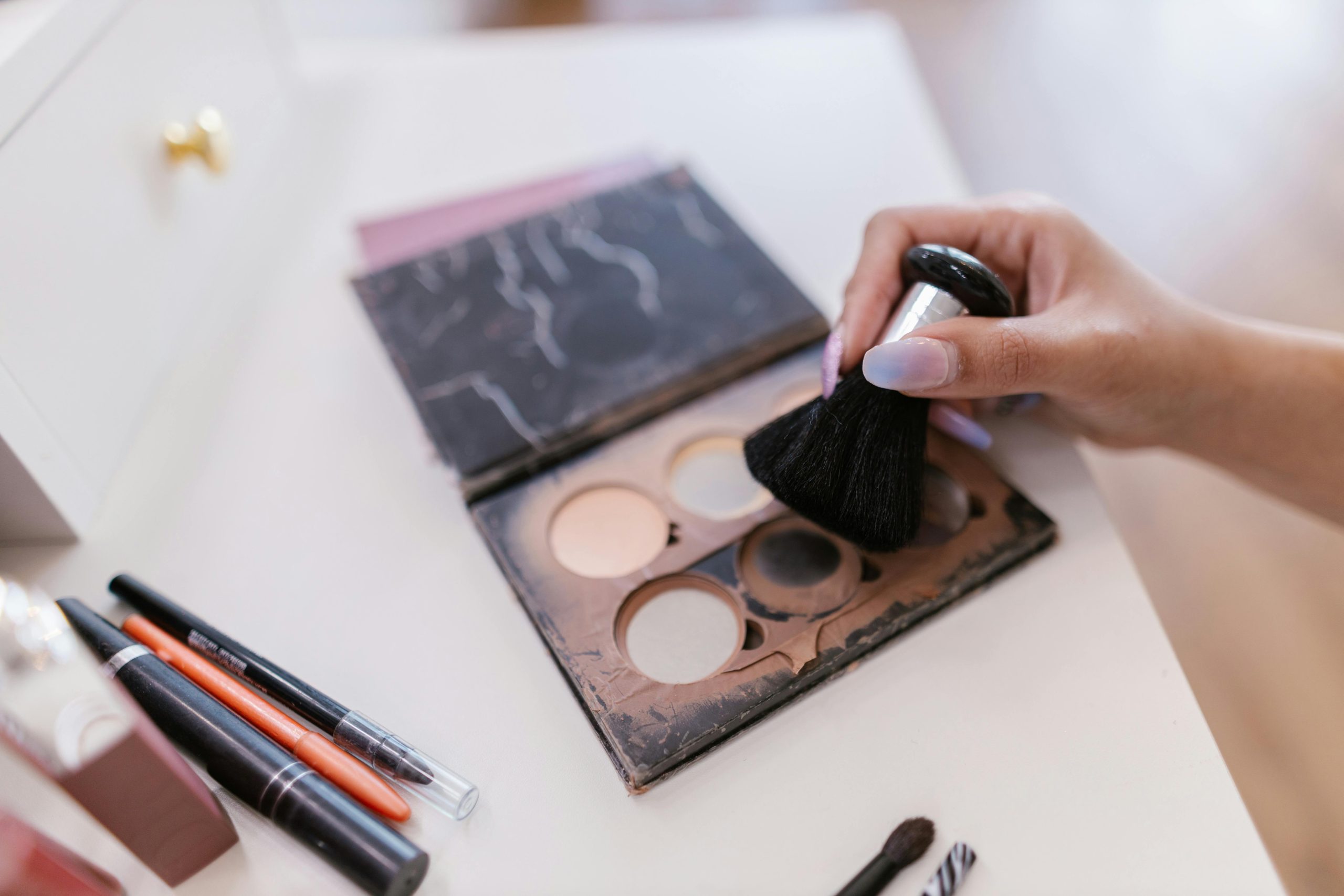 Blending brush used for applying mineral foundation