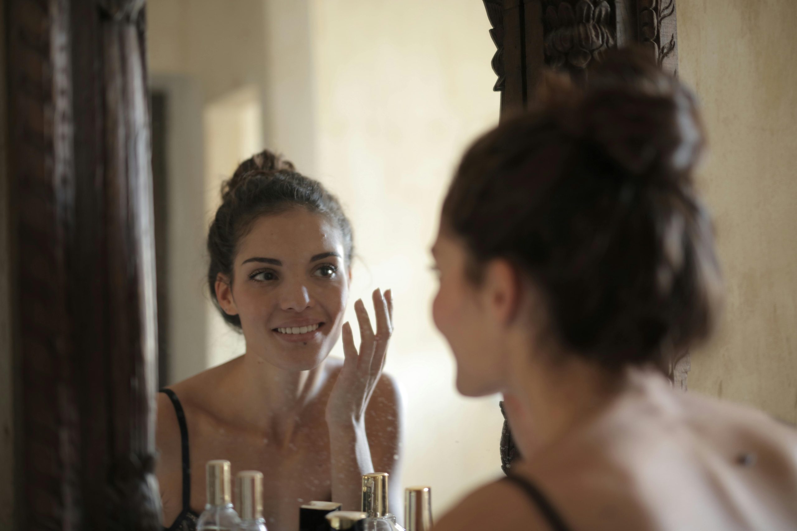 Hands applying natural makeup using biodegradable tools.