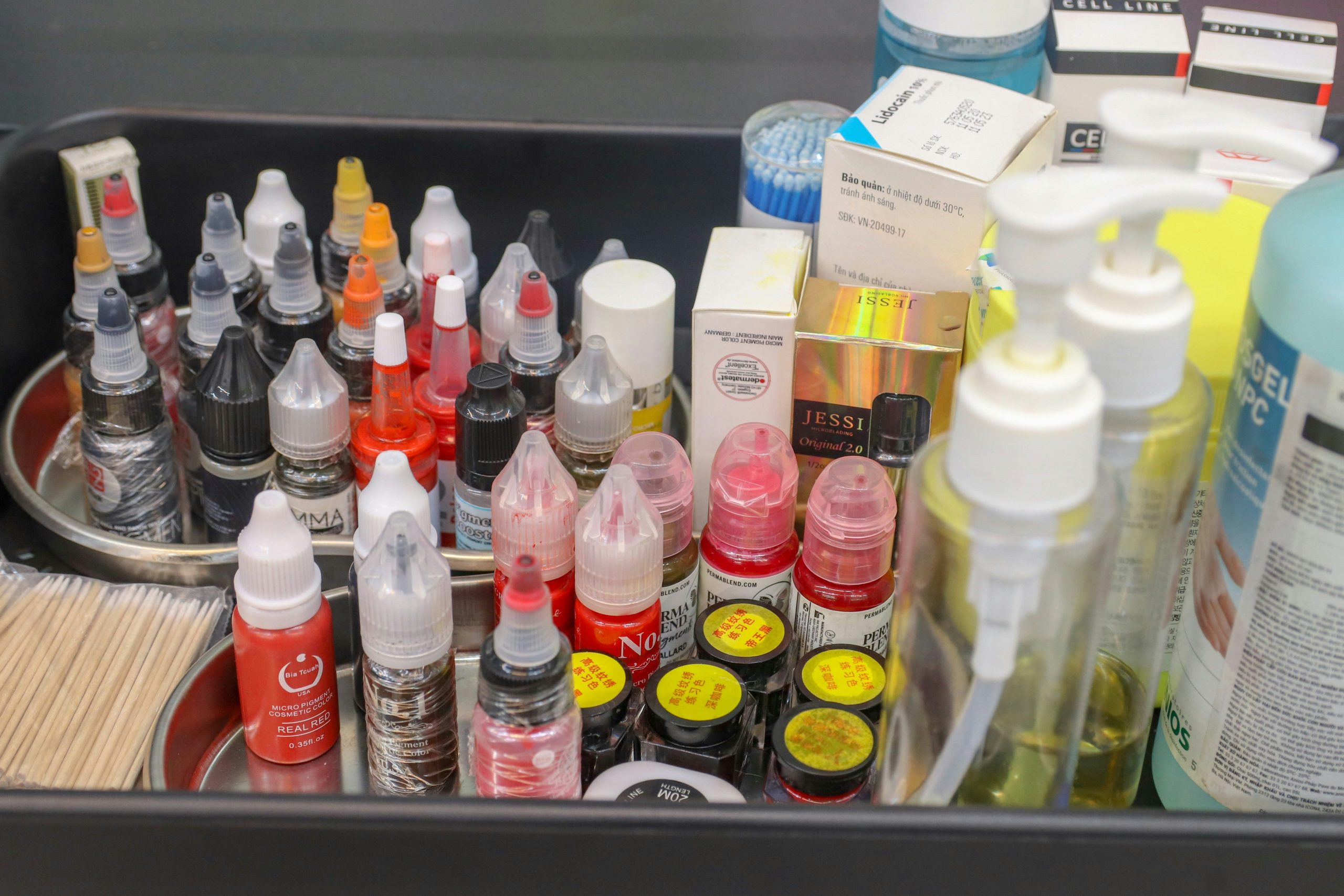 A graphic comparing toxic vs non-toxic makeup ingredients