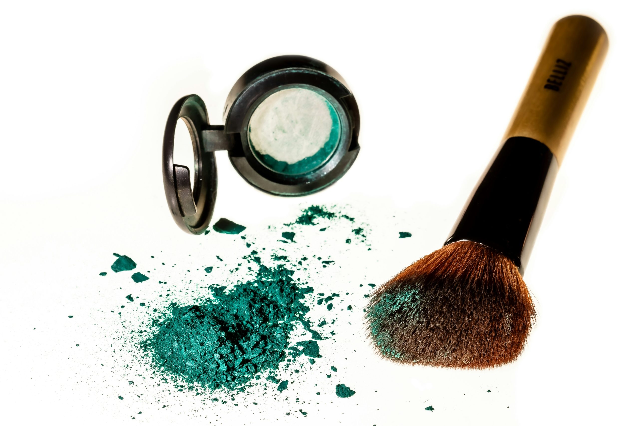 Comparison chart highlighting certified vs uncertified natural makeup labels.