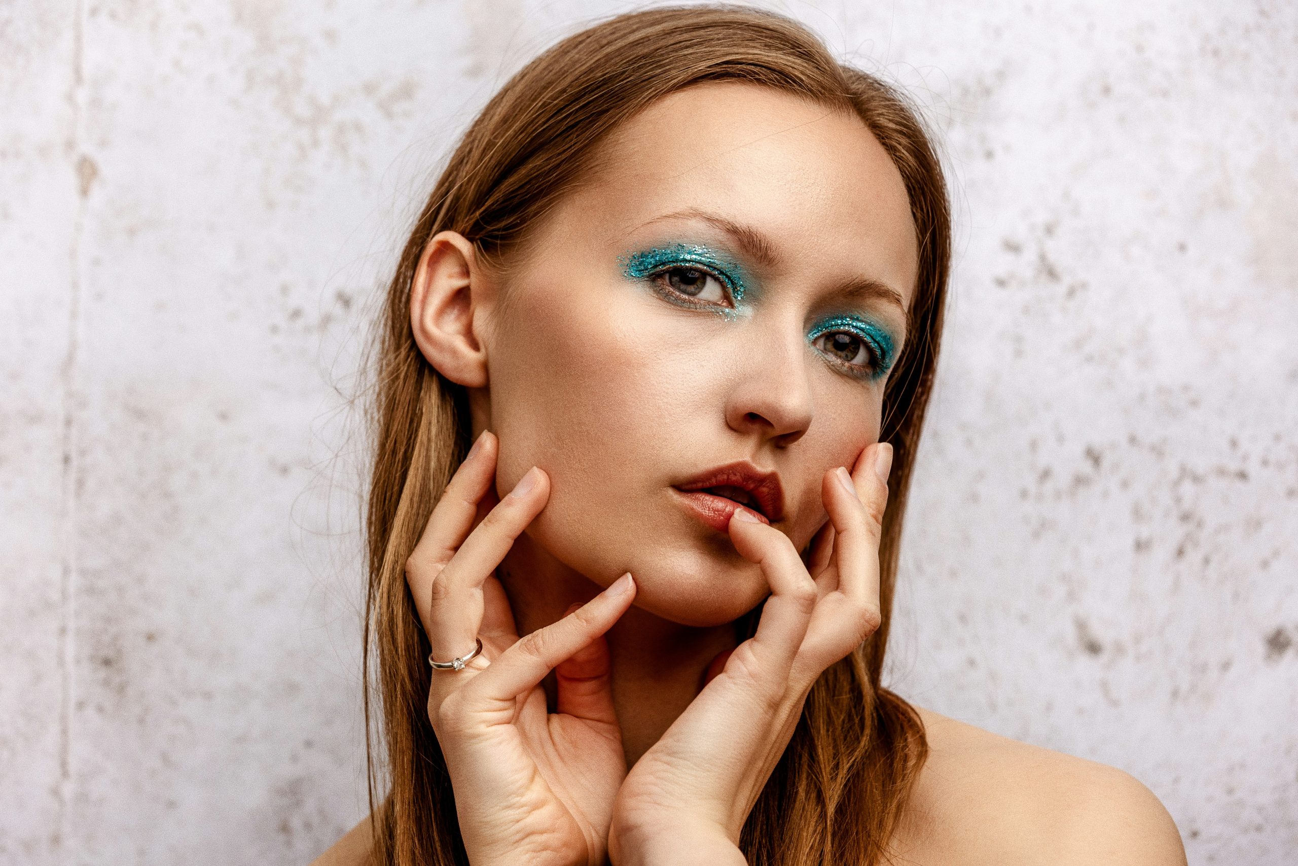 Influencer demonstrating eco-friendly makeup application using minimalistic tools