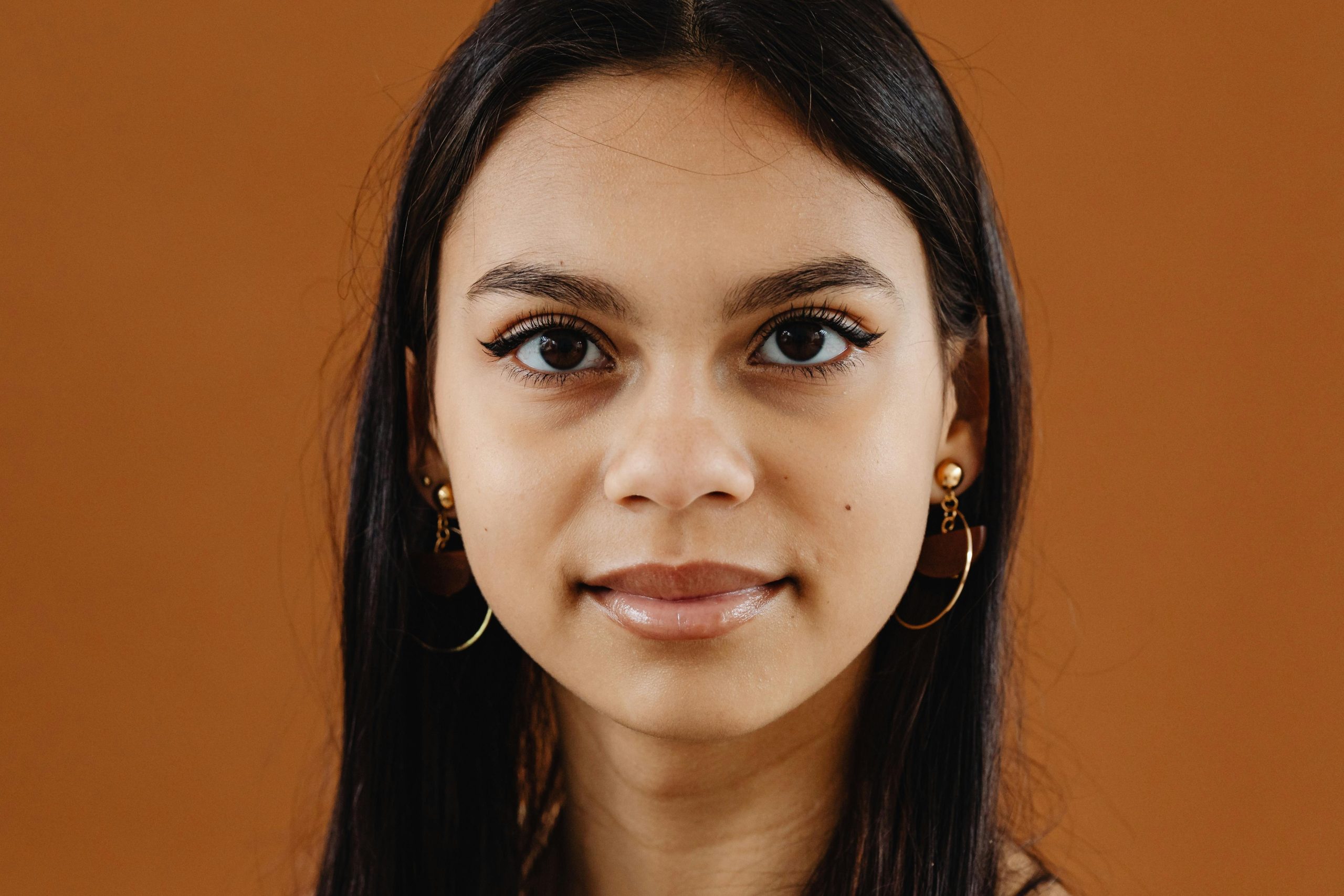 Influencer's zero waste natural makeup tutorial featuring smudged eyeliner and rose-gold blush