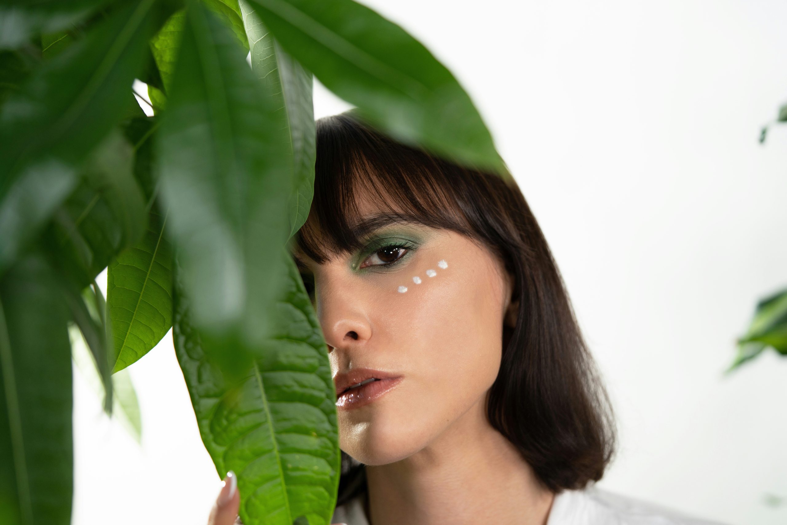 Diagram showing proper technique for applying mascara using zigzag motion