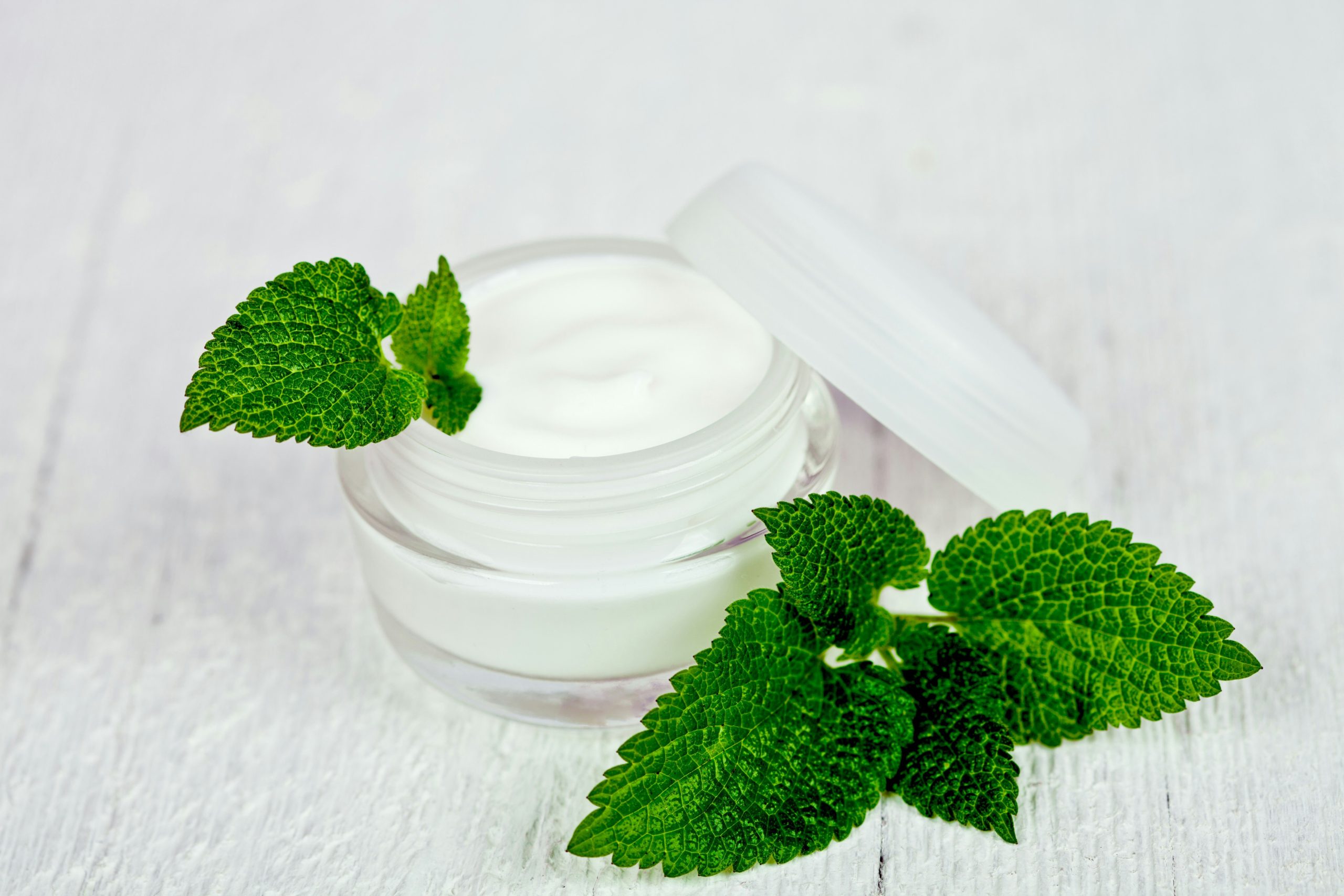 Infographic comparing green beauty vs clean beauty definitions and key features