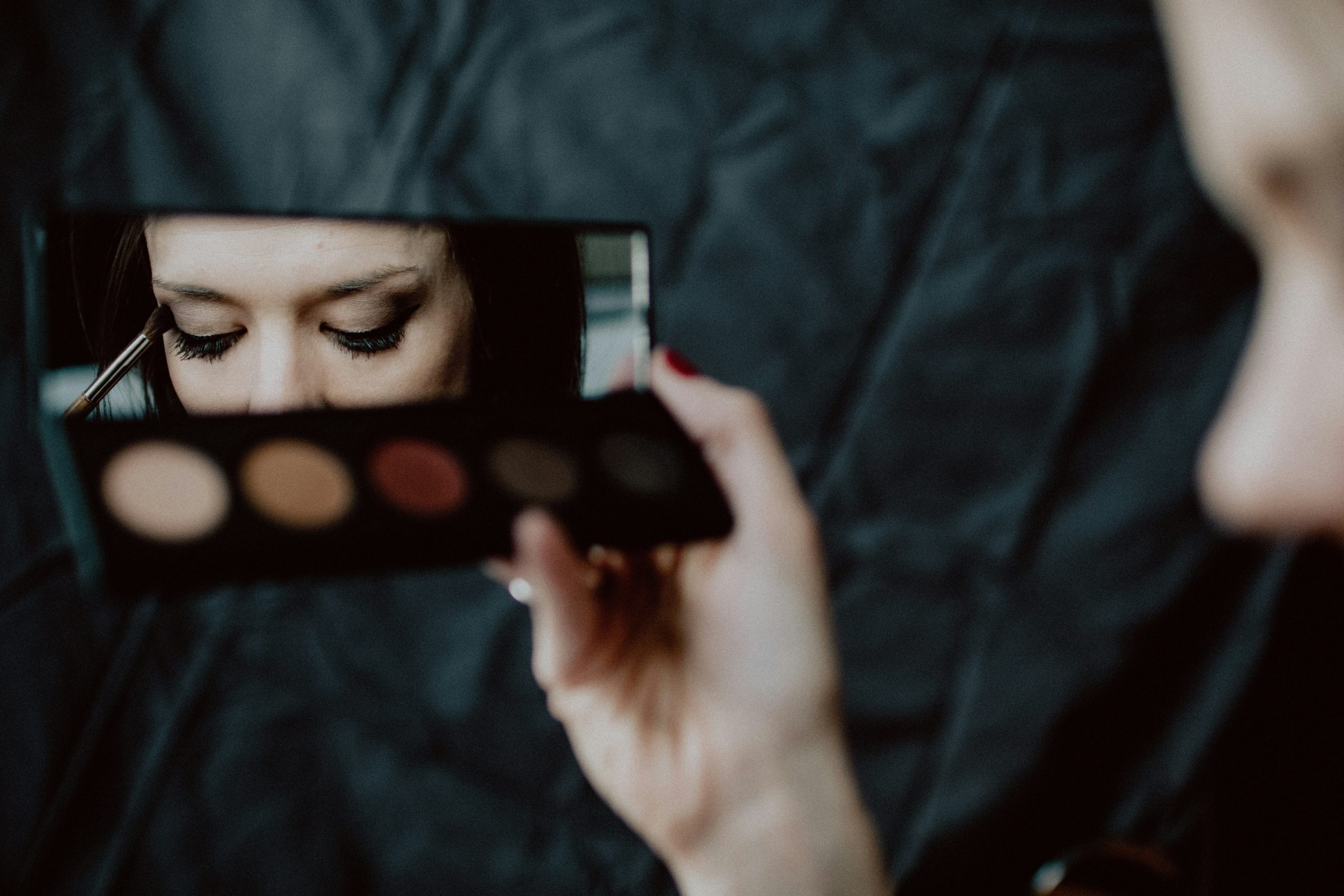 Statistic showing percentage of toxic ingredients found in mainstream makeup