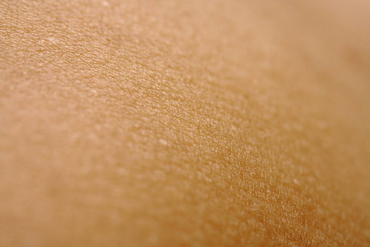 Infographic guiding users through conducting a patch test at home