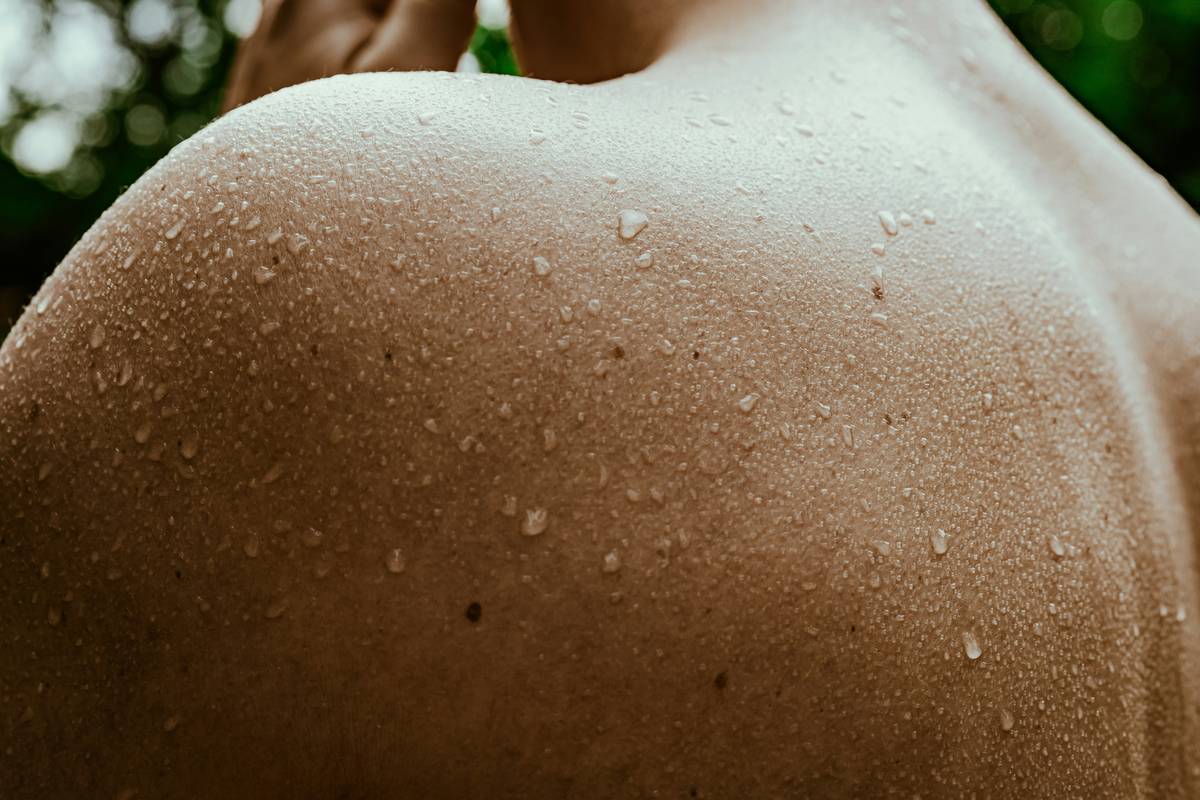 Infographic showing common triggers for sensitive skin reactions.
