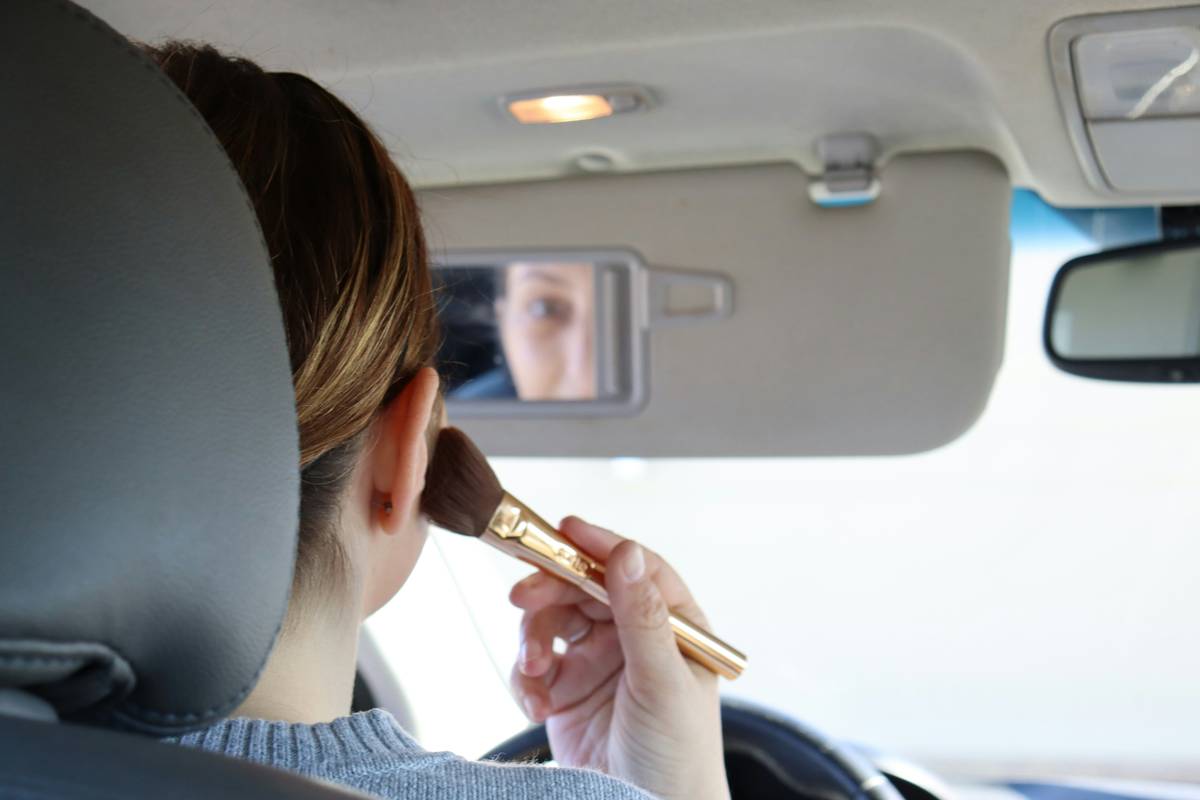 A bar graph showing growth of organic makeup sales from 2020 to 2025