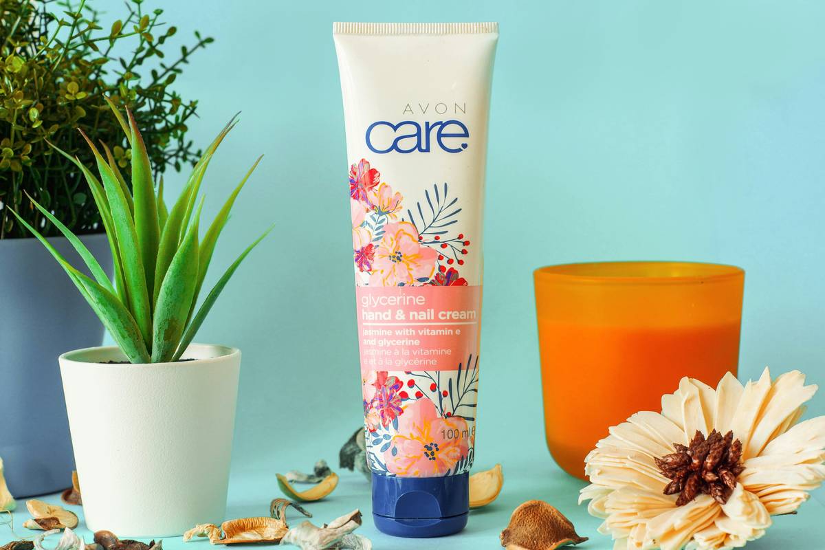 Infographic showing benefits of organic makeup for dry skin