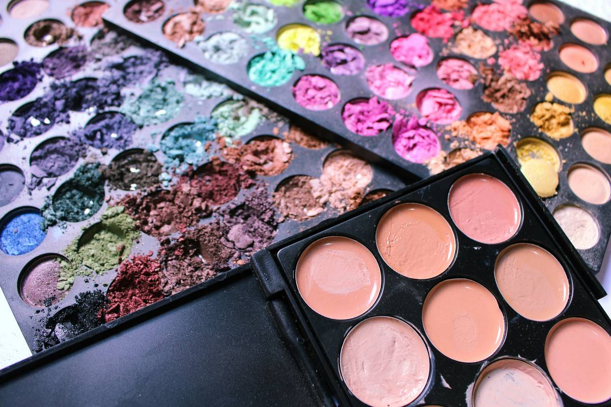 Infographic comparing organic vs conventional makeup ingredients