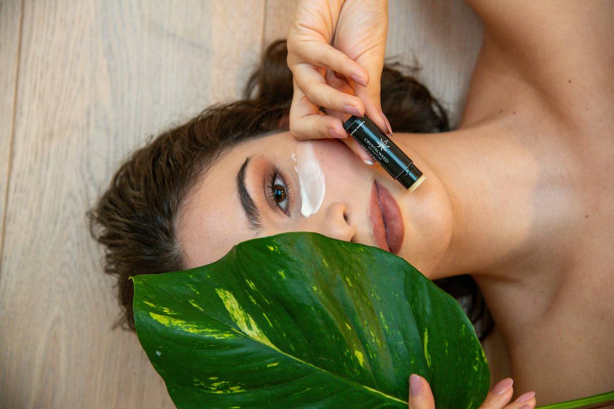 Step-by-step visual guide on building a green makeup kit