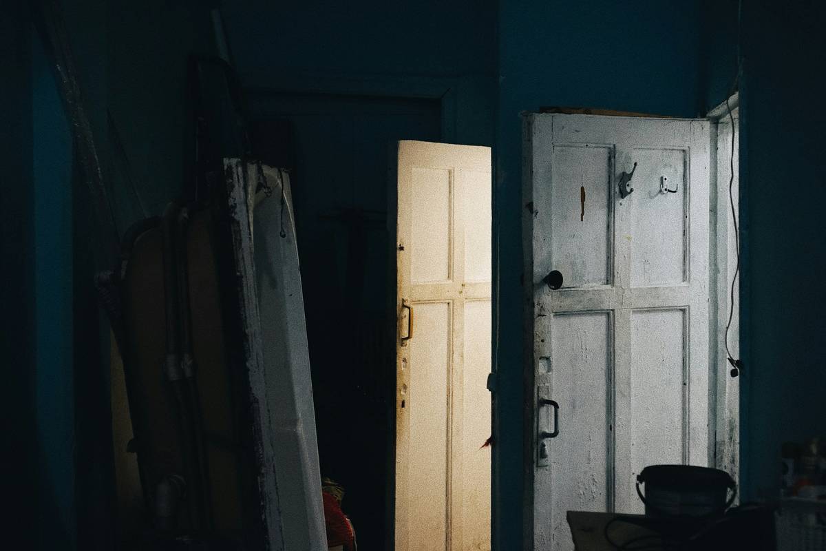 Side-by-side image showing dull skin next to radiant skin after applying clean beauty bronzer