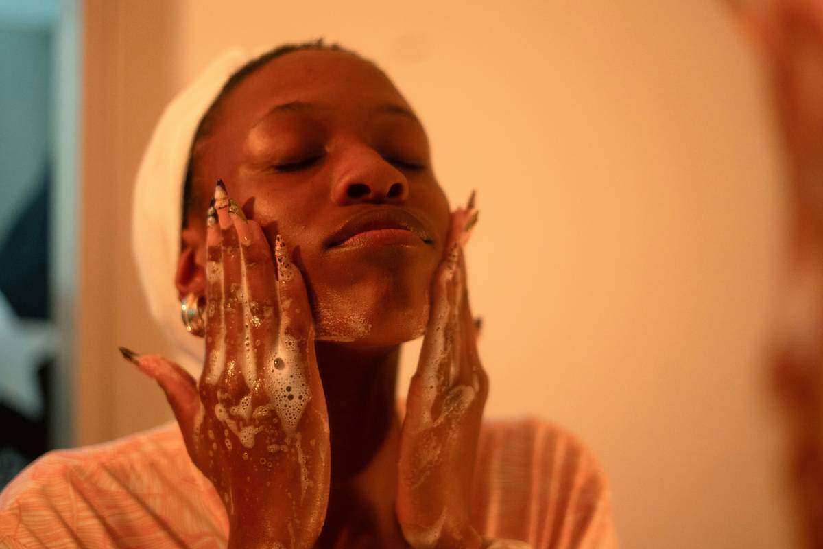 Chart showing common 'natural' oils and their comedogenic ratings: coconut oil (4), olive oil (2), jojoba oil (2), squalane (0)